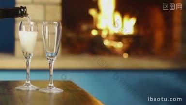 两个酒杯香槟在桌子上和壁炉在背景复制空间